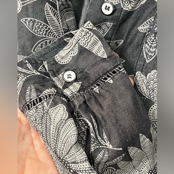 Soft Surroundings Evie Long Sleeve Button Up Gray Floral Soft Pocket Size M - Picture 4 of 9